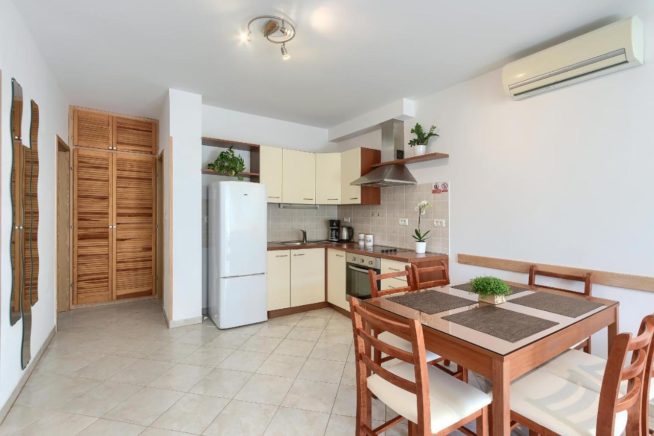 Apartments Gilly 1 Premantura Extérieur photo