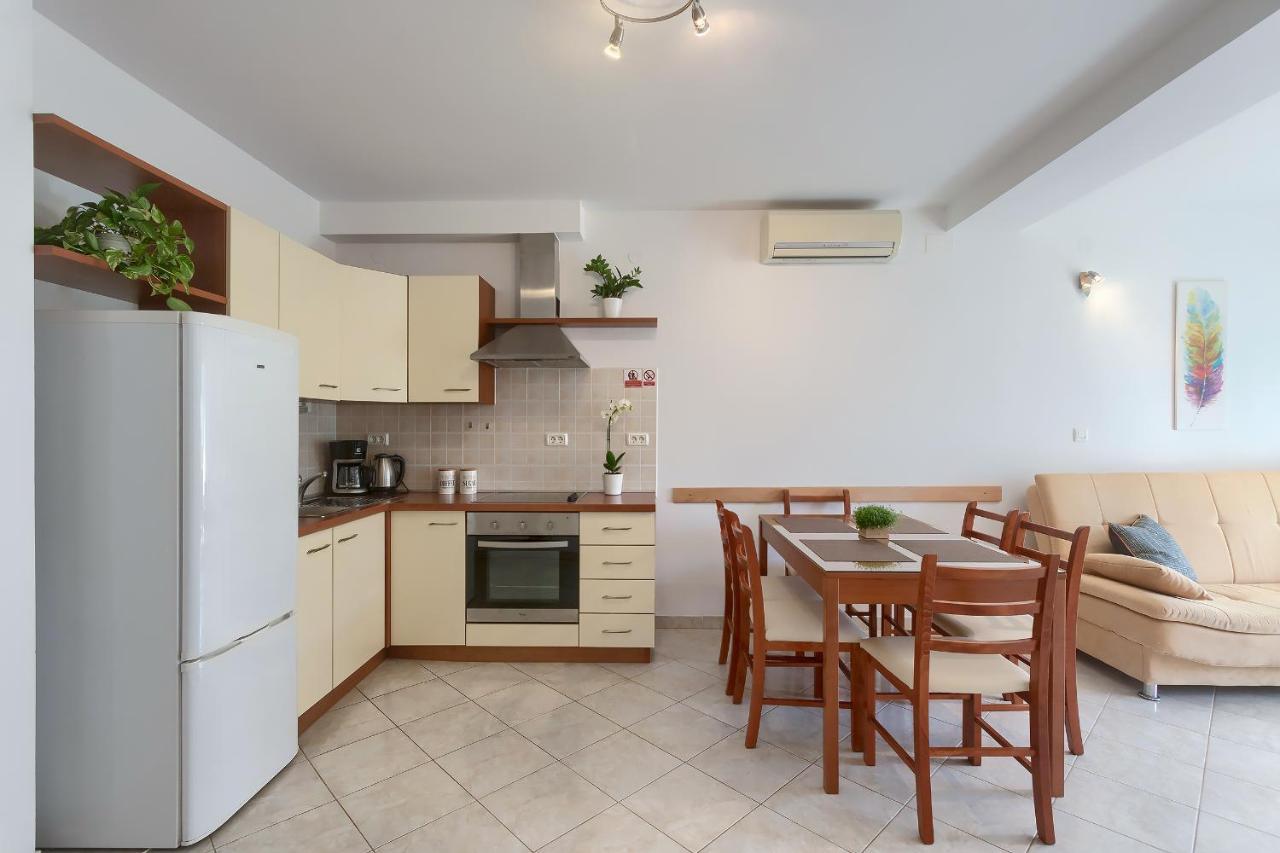 Apartments Gilly 1 Premantura Extérieur photo